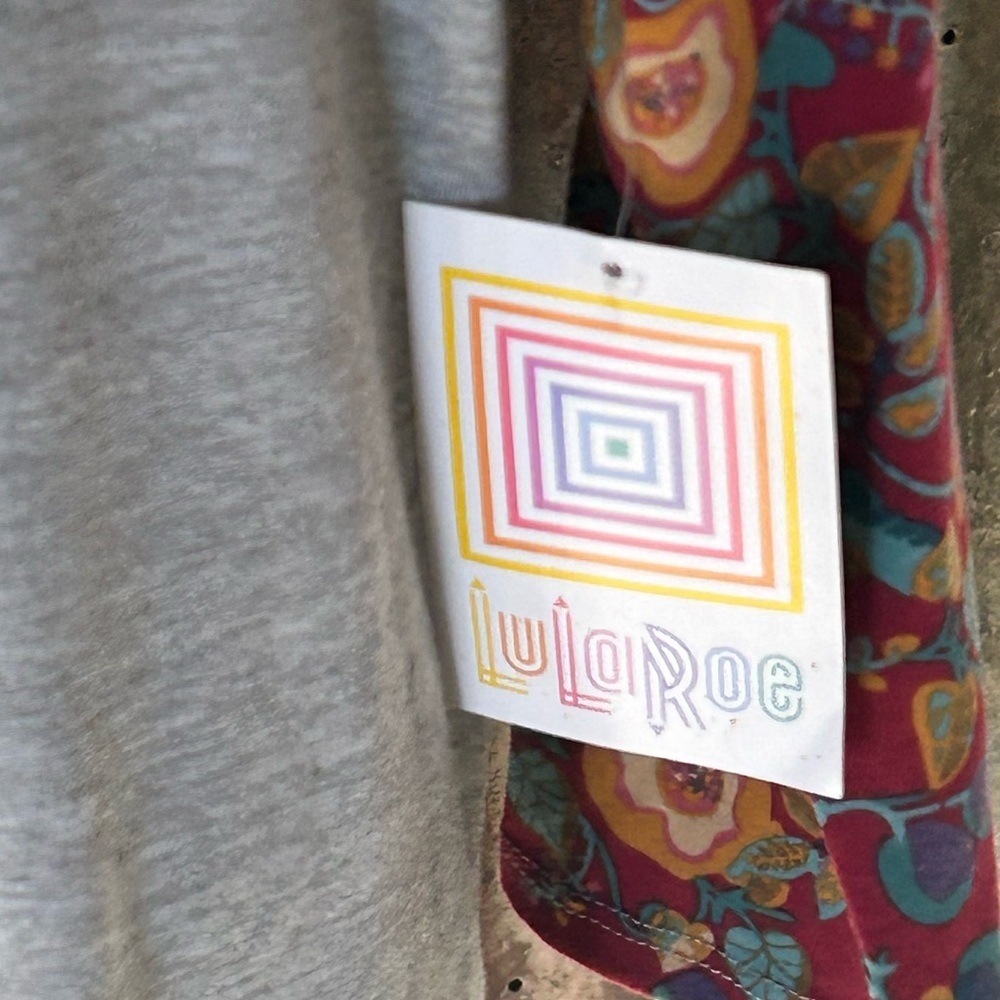 ❤️NWT-LuLaRoe Randy top -Gray body with Floral Raglan Sleeves-size small - Picture 3 of 6